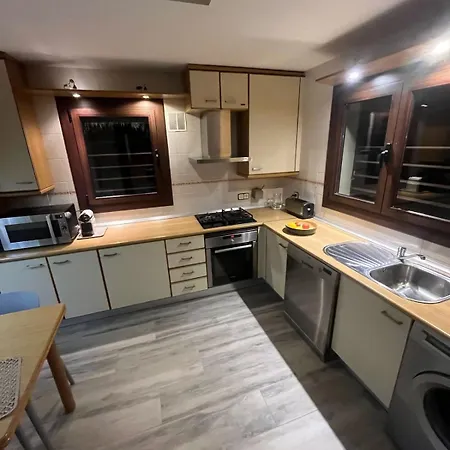 بيت للعطل Casa Fantastica En Zona Tranquila Un Todos Nuestra Casa Es Perfecta Tanto Familias Y Amigos Que Buscan Descanso, Ciclistas Que Desean Explorar La Zona Ciclistas Ofrecemos Un Espacio Seguro Guardar Bicicle خيرونا