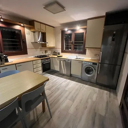 Casa Fantastica En Zona Tranquila Un Todos Nuestra Casa Es Perfecta Tanto Familias Y Amigos Que Buscan Descanso, Ciclistas Que Desean Explorar La Zona Ciclistas Ofrecemos Un Espacio Seguro Guardar Bicicle بيت للعطل